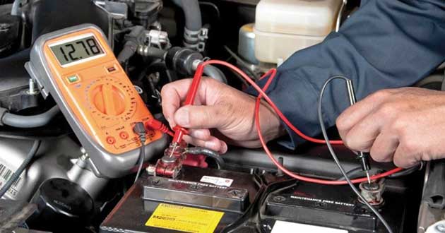 Nhân viên kỹ thuật đang kiểm tra acquy