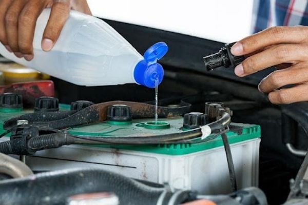Ắc quy có thể gặp trường hợp bị cạn nước 
