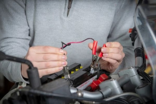 Nên trang bị máy đo chuyên dụng khi kiểm tra dung lượng ắc quy